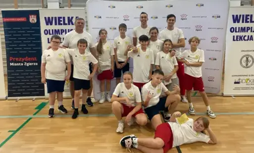 Zdjęcie grupowe dzieci w strojach sportowych z prowadzącymi