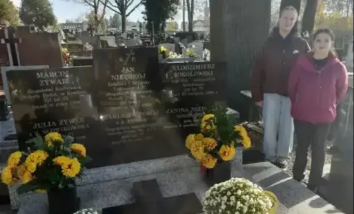 Zdjęcie zostało zrobione na cmentarzu przy ulicy Piotra Skargi w Zgierzu. Uczennice Szkoły Podstawowej nr 4 stoją przy grobie Jana Niepokoja patrona szkoły.