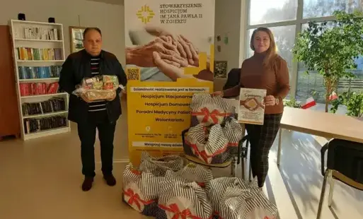 Zdjęcie(a) zostały wykonane w zgierskim hospicjum imienia Jana Pawła II. Na zdjęciu(ach) widzimy  przekazanie darów dla podopiecznych hospicjum przez przedstawiciela Szkoły Podstawowej nr 4 w Zgierzu. 