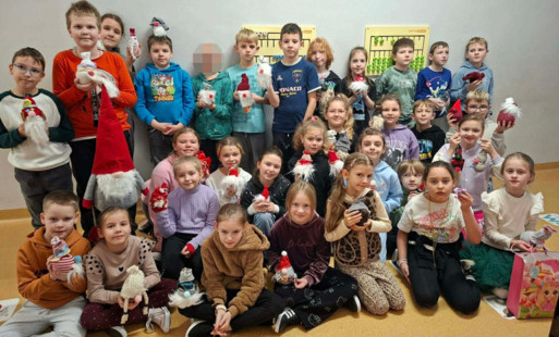 Zdjęcie grupowe z krasnalami klasy 2a i 3a