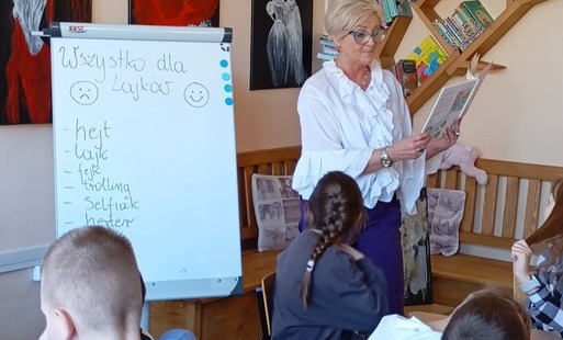 Bibliotekarka czyta książkę uczniom