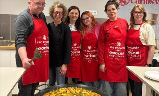 Zdjęcie nauczycielek, przed którymi stoi patelnia z paellą