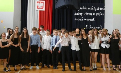 Uczniowie pozują do zdjęcia cała klasą wraz z wychowawczynią